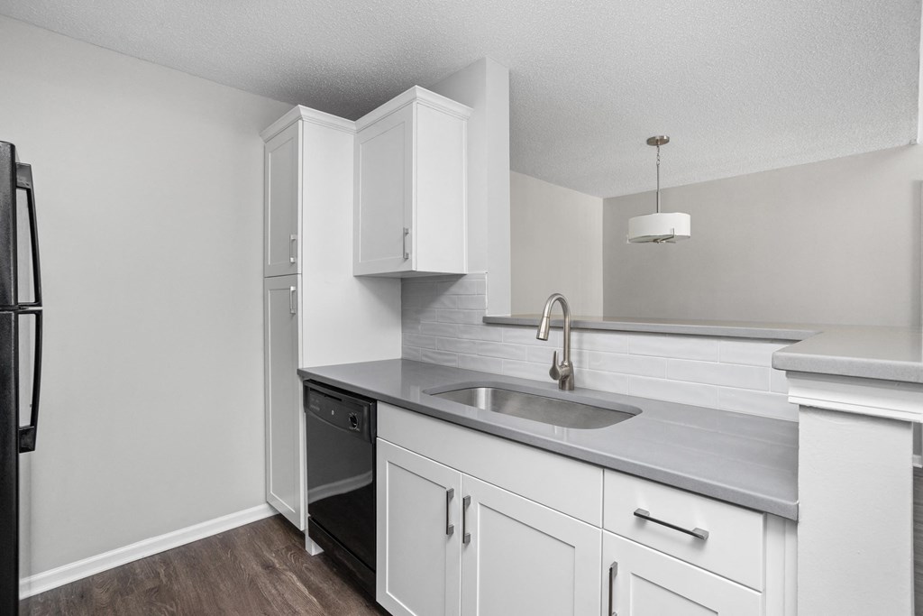 Indianapolis The Lakes Apartments kitchen with white cabinets and quartz countertops