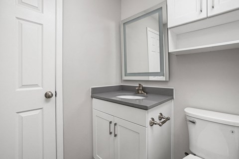 Indianapolis The Lakes Apartments guest bathroom