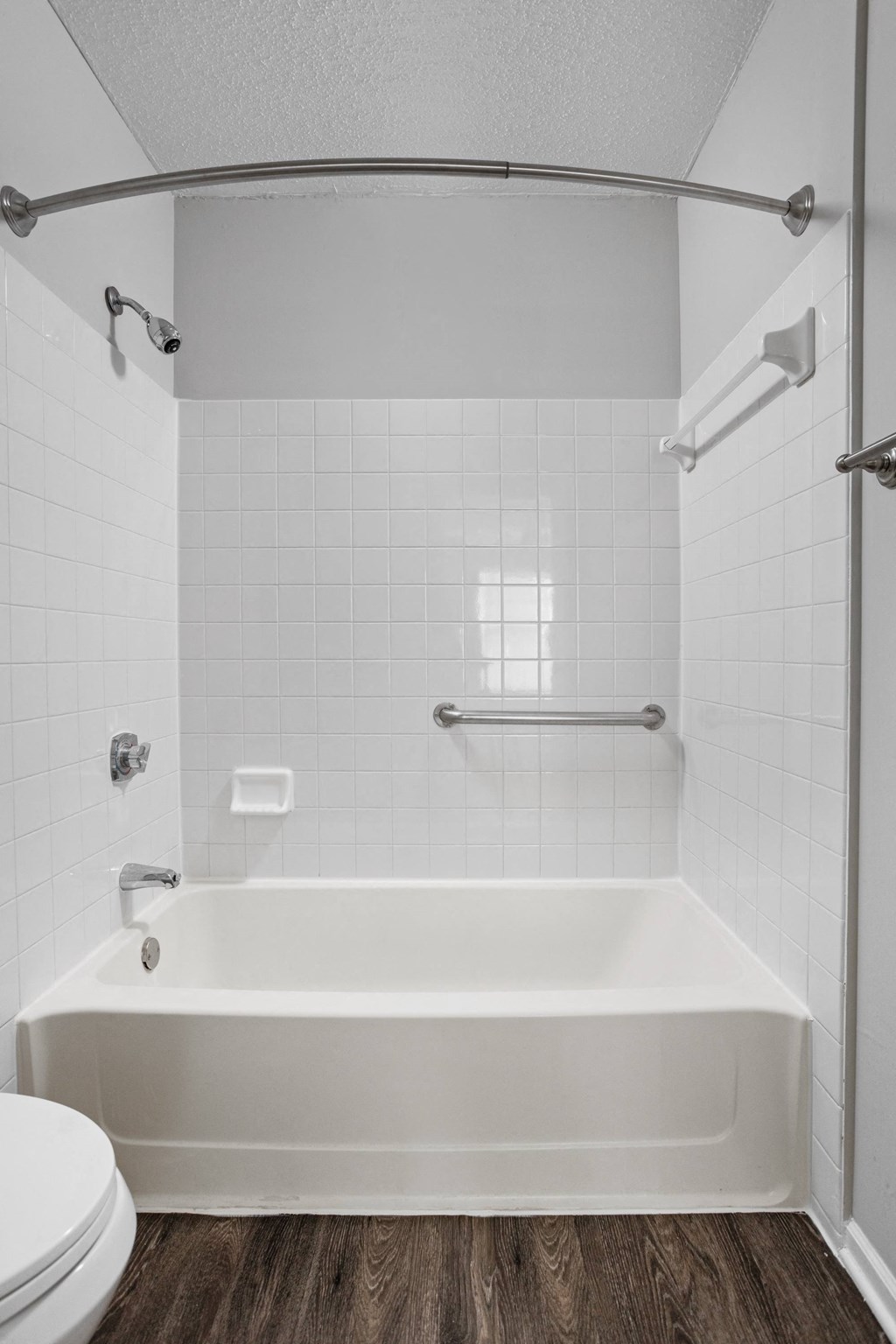 Indianapolis The Lakes Apartments bath tub with tile