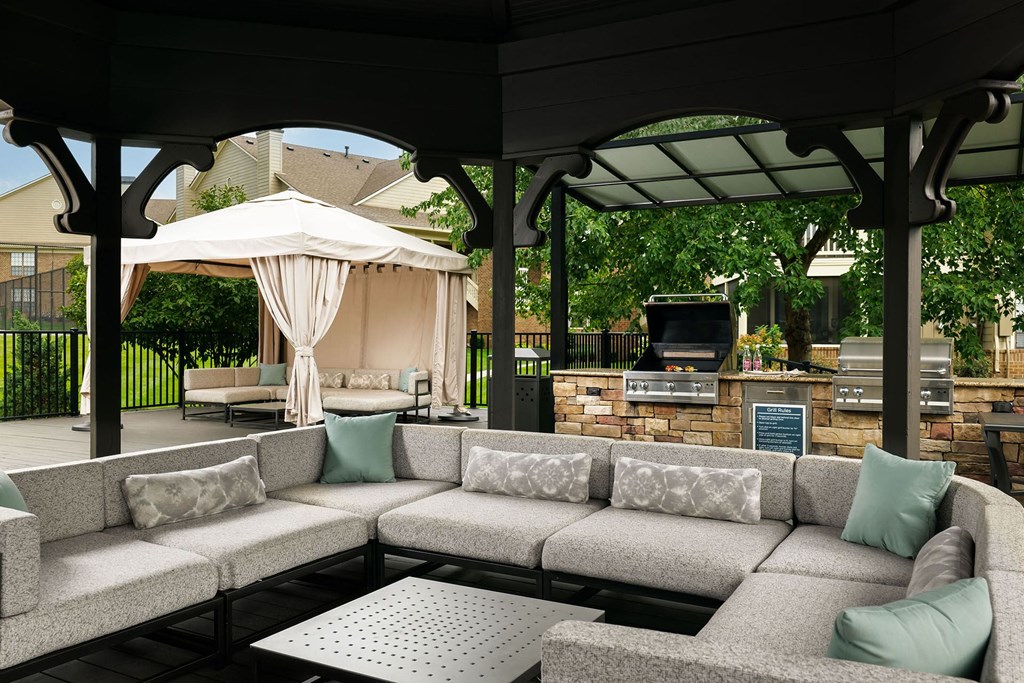 Lexington Park Place Apartments outdoor gazebo and chef's kitchen