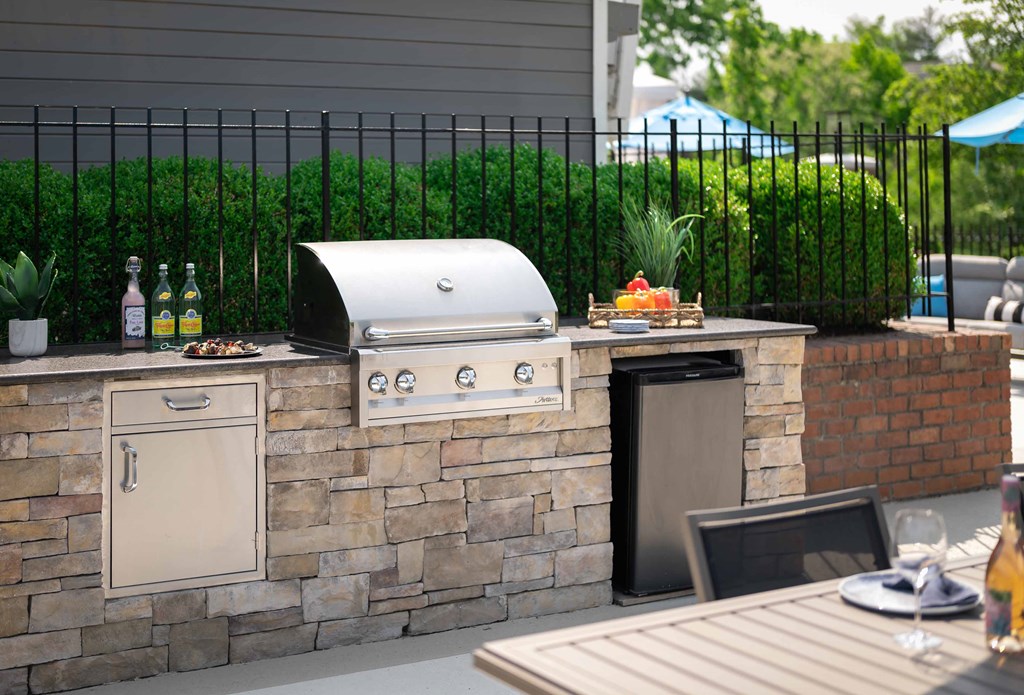 The Overlook at St. Thomas Apartments Louisville outdoor grill and chef's kitchen