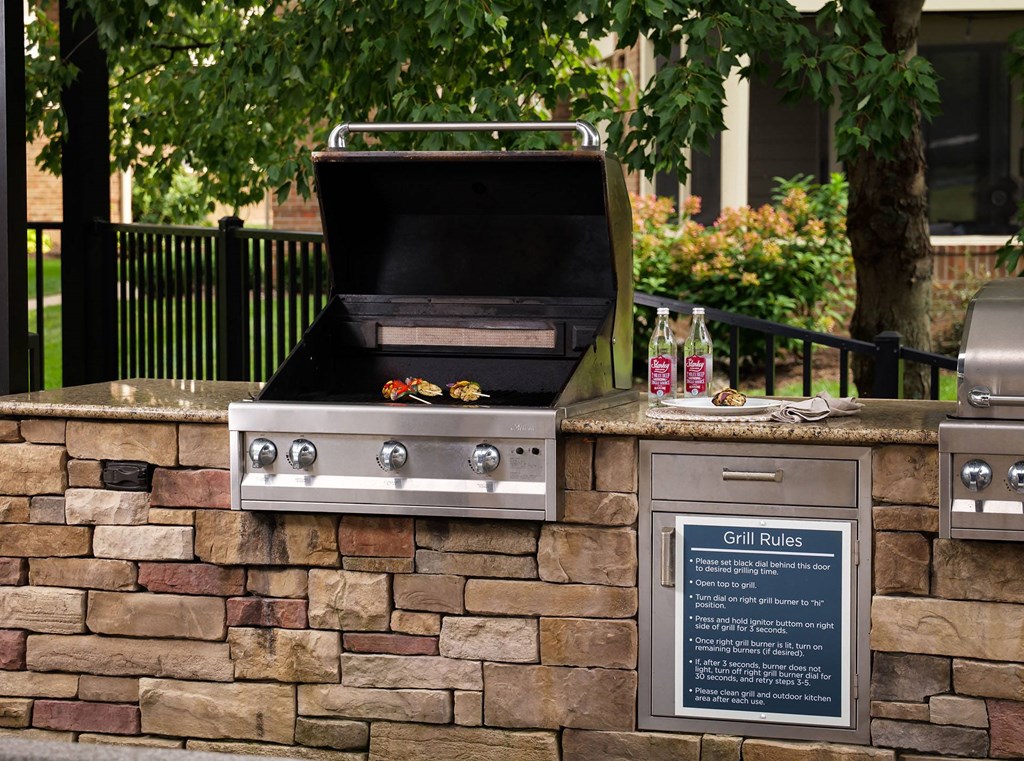 Lexington Park Place Apartments outdoor grill and chef's kitchen