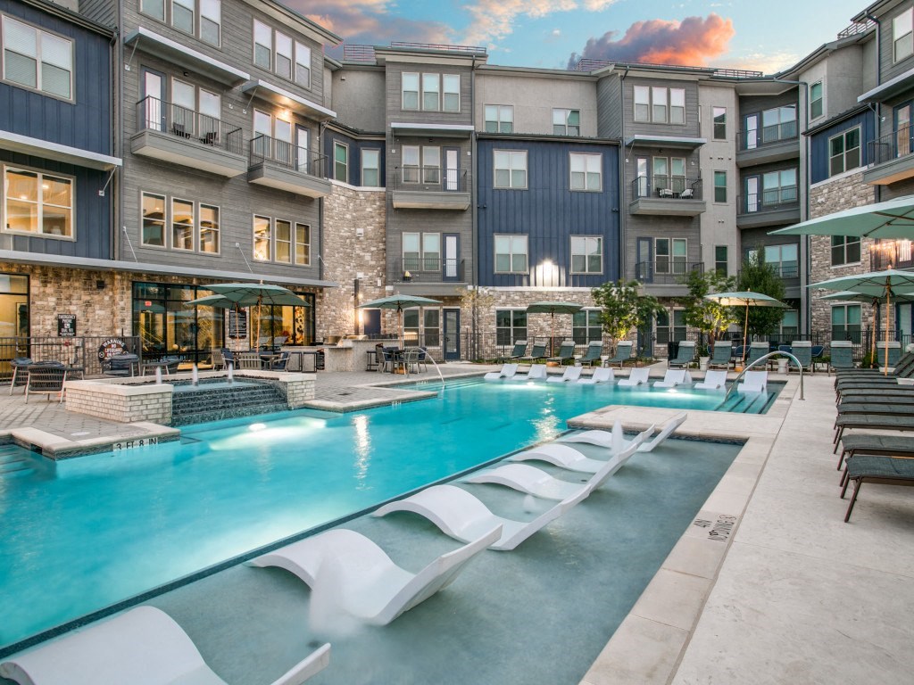 Westloop at the Diamond Interchange Irving TX resort-style pool with tanning ledge and fountain