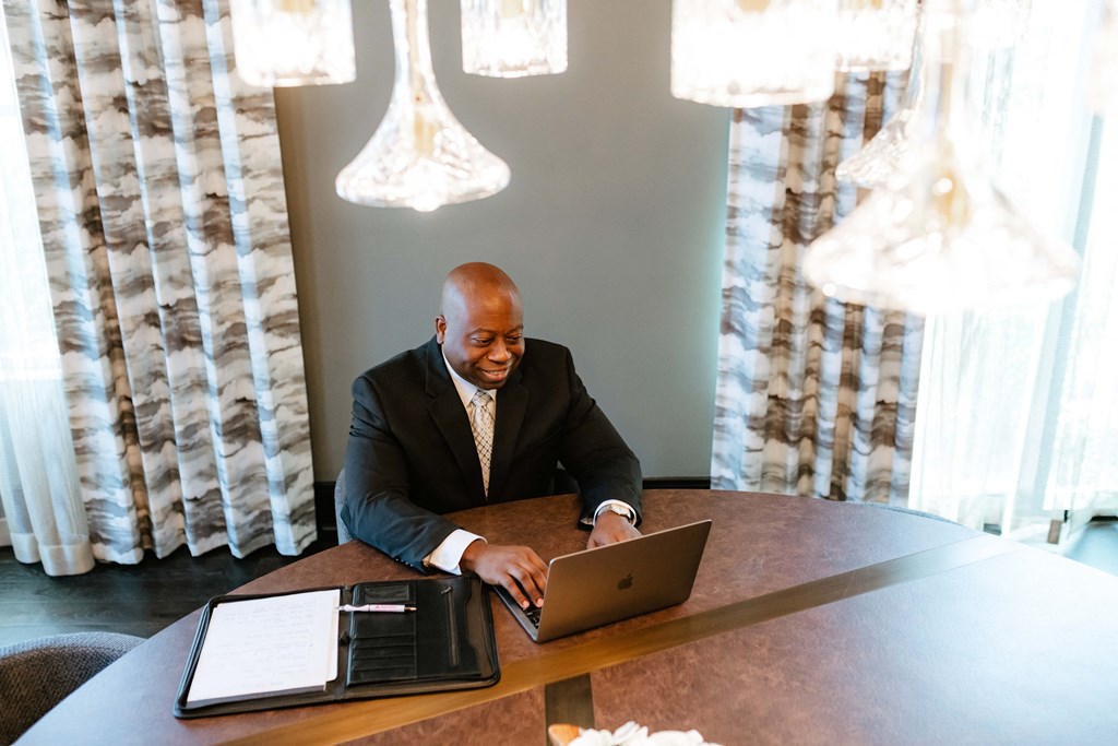 Upton Oxmoor Apartments Louisville shared workspace and conference room