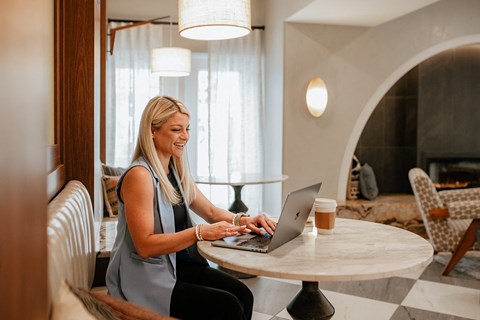 Hurstbourne Grand Apartments Louisville resident lounge with shared workspace