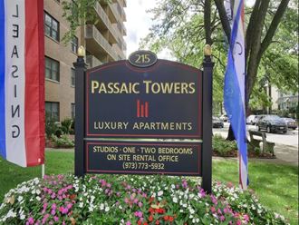 a sign for the pasadena towers iii luxury apartments