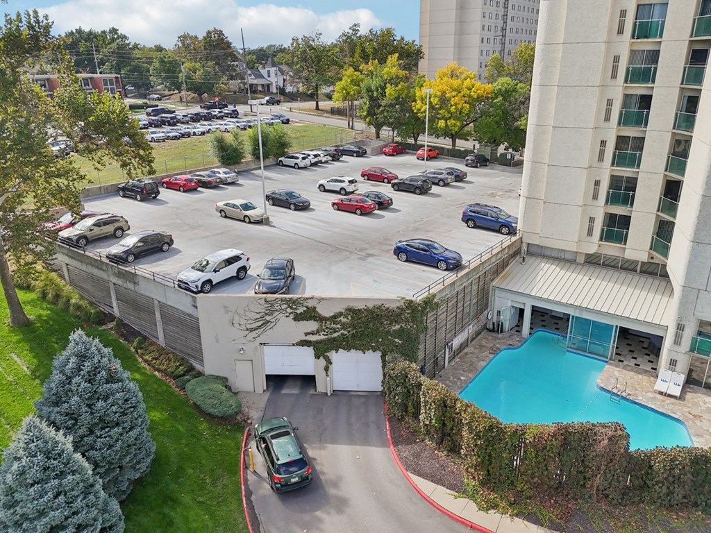 A parking lot with cars and a building in the background.