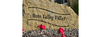 A stone sign that says Deer Valley Villas.