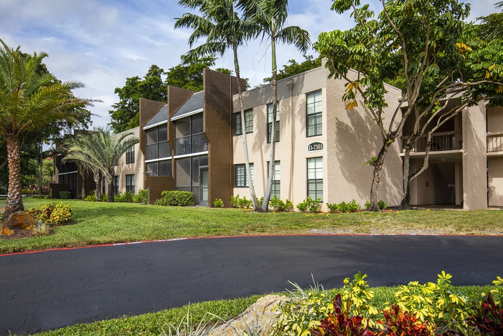 Exterior Street at DEL ORO APARTMENT HOMES, Florida, 33313