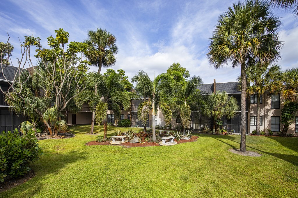 Outdoor Garden at DEL ORO APARTMENT HOMES, Florida