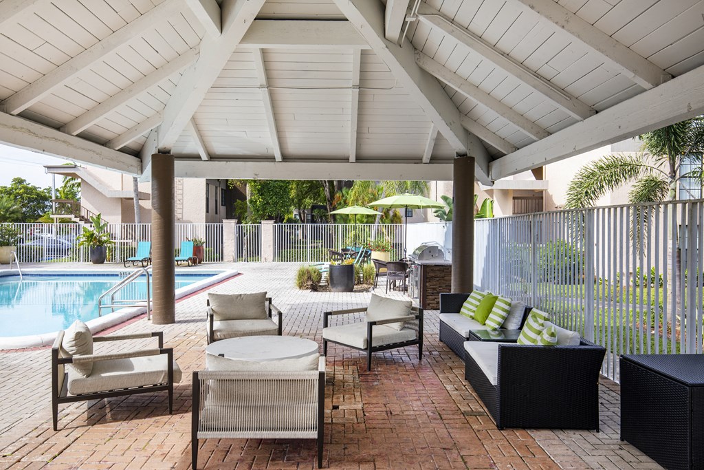Poolside Lounge at DEL ORO APARTMENT HOMES, Plantation, FL