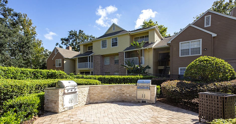 Outdoor Kitchen at Newport Colony Apartment Homes, Florida, 32707