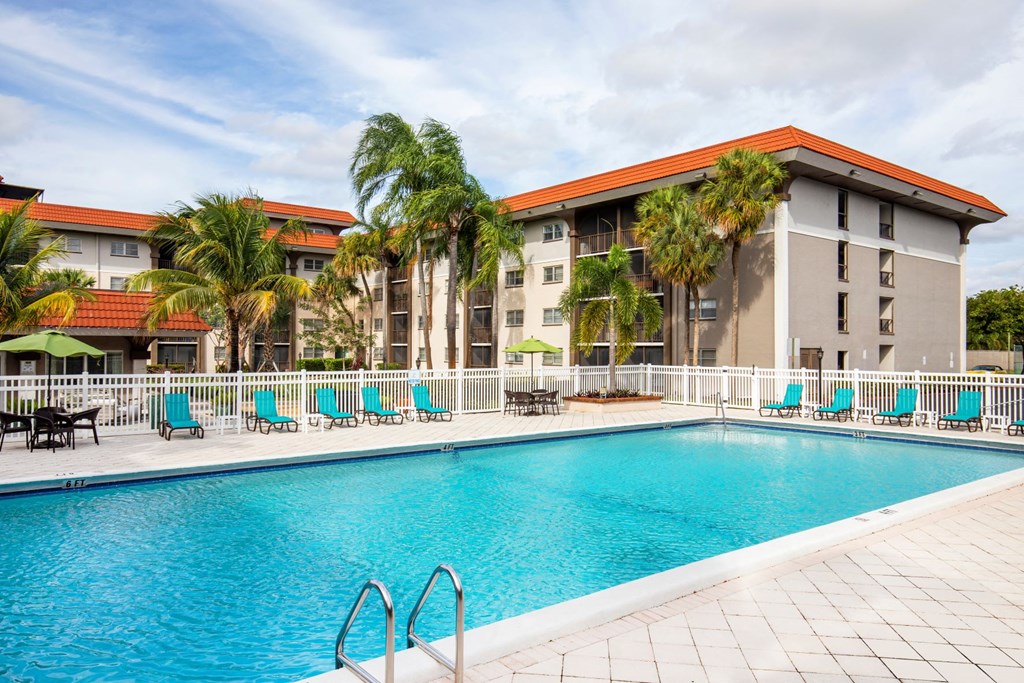 Sparkling Pool at DEL ORO APARTMENT HOMES, Florida, 33313