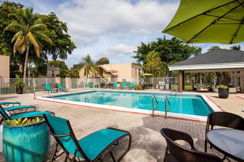Pool With Sundecks at DEL ORO APARTMENT HOMES, Florida