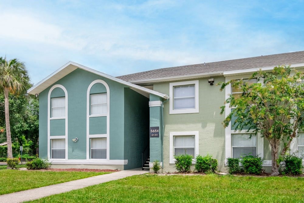 Exterior of apartment buildings_Rolling Hills Apartments