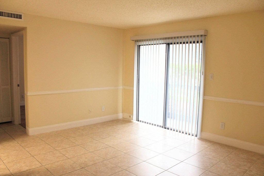 Vacant Living Area at Sunscape Apartment Homes, Tampa, FL, 33613
