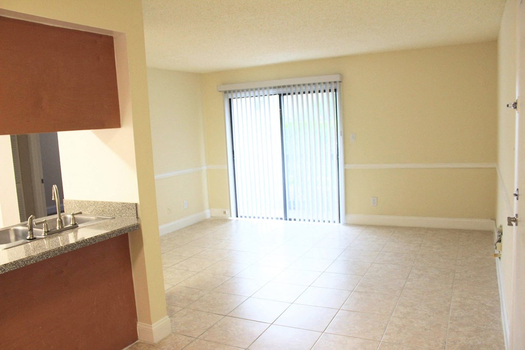 Unfurnished Living Area at Sunscape Apartment Homes, Florida, 33613