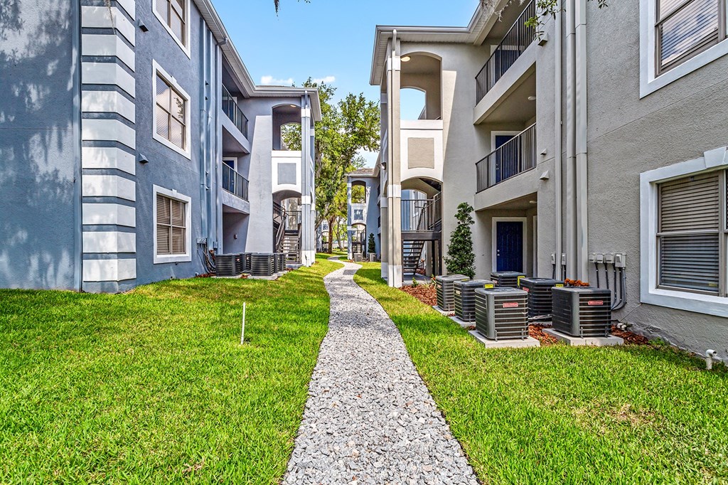 the preserve at ballantyne commons apartments courtyard with grass