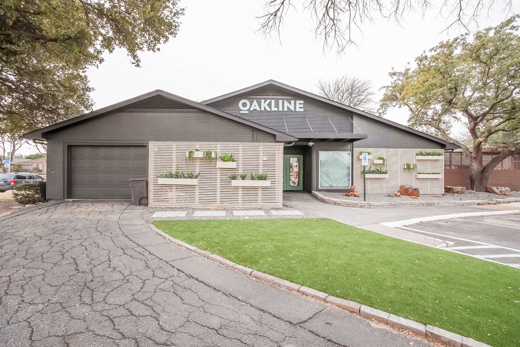 A building with the word "OAKLINE" on it.