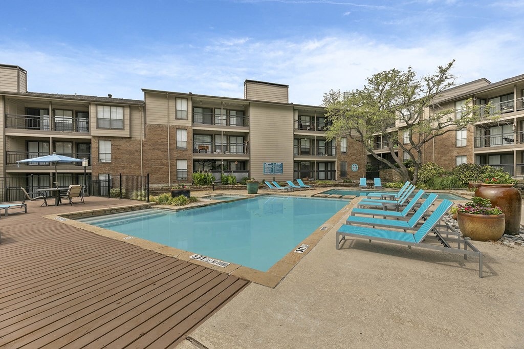 Poolat Lakeside Apartments, Dallas, Texas
