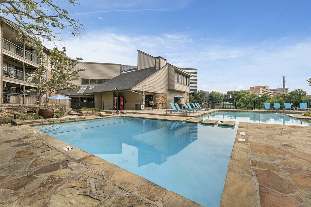 Swim at Lakeside Apartments, Dallas