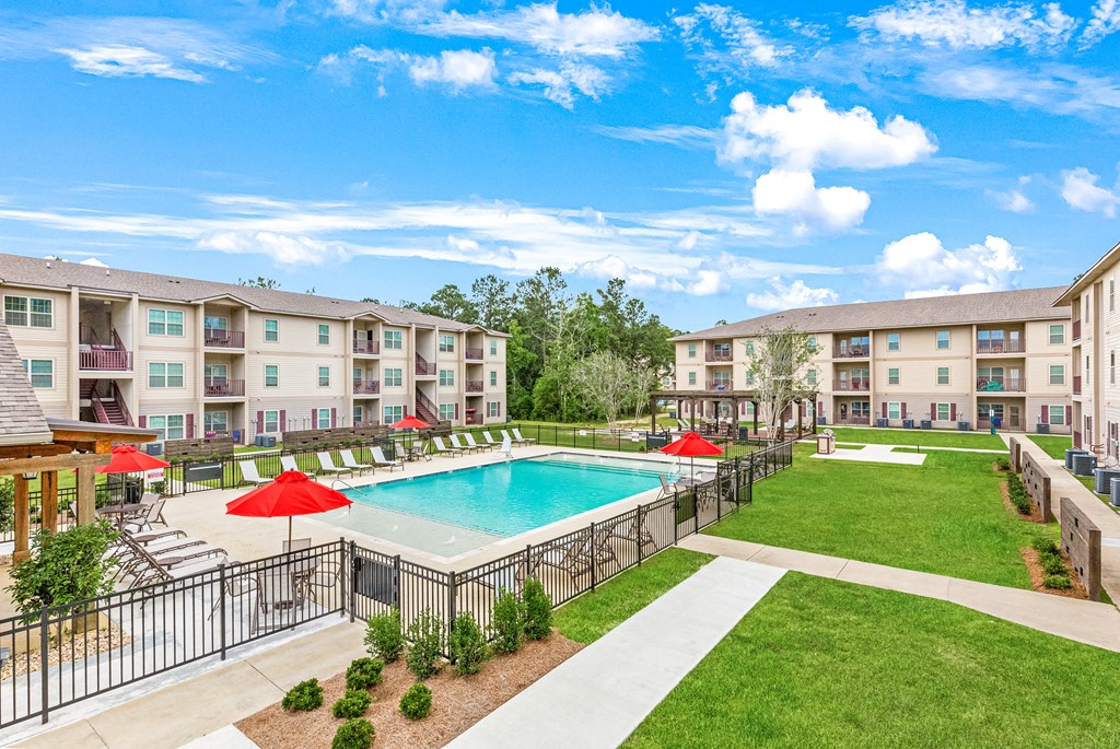 Overhead view of the swimming pool, outdoor lounge and courtyard area at Reagan Crossing in Covington, LA