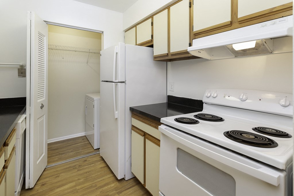 Kitchen and in-unit laundry with washer and dryer at Windsor Park in Woodbridge, VA