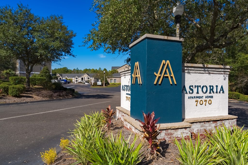 the sign at the entrance to astoria apartments