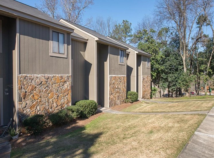 exterior view of lawn and apartment building in Macon GA