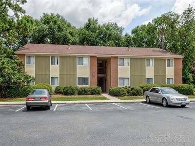 2-story apartment building at Ridgewood Apartments in Savannah, GA showing the apartment entrances and exterior walkways