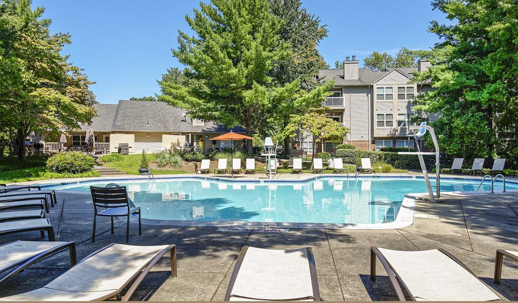 Apartment swimming pool in Gaithersburg, MD at Hunt Club