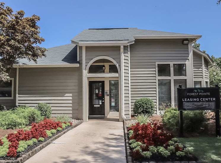 Entrance to Forest Pointe apartment leasing center