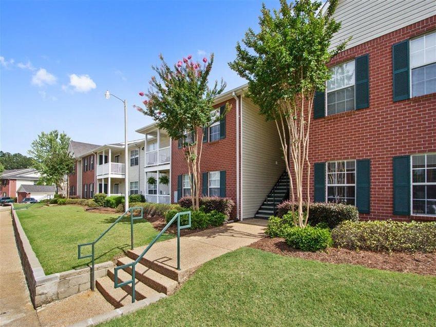 Exterior view of apartment buildings at The Gables in Ridgeland, MS
