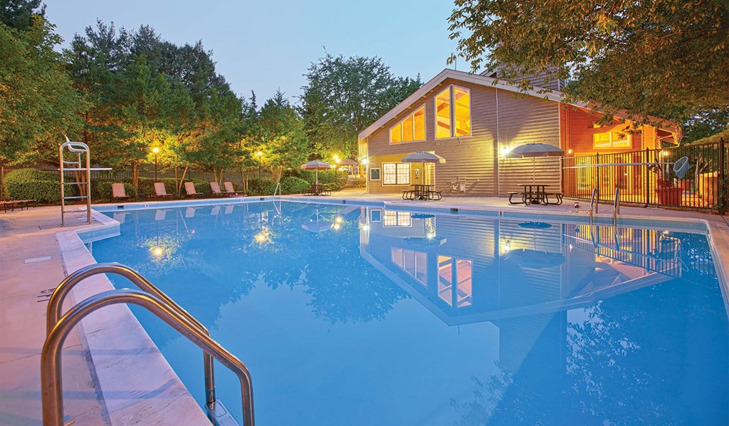 Stonecreek Club apartment swimming pool in Germantown, MD