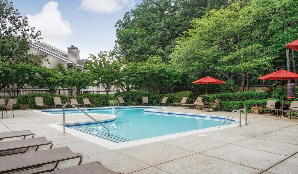 Woodbridge, VA apartment swimming pool with seating at Windsor Park.