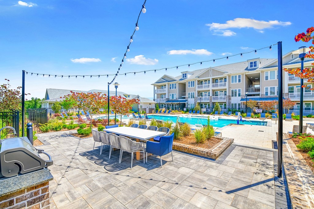 Poolside grilling station and al fresco dining area at The Highland in Augusta, GA