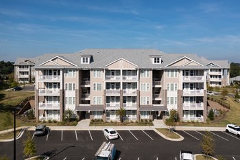 Residential building at The Highland with private balconies and parking - Photo Gallery 19