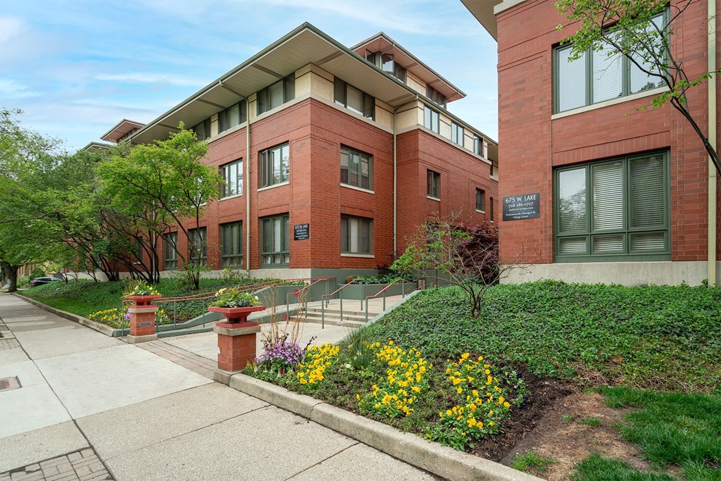Oak Park City Apartments Community Exterior