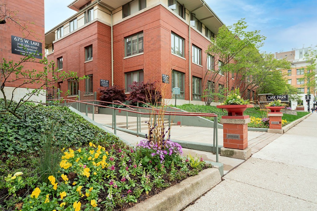 Oak Park City Apartments Community Exterior