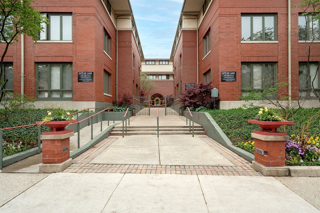 Oak Park City Apartments Community Exterior