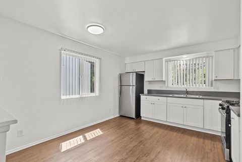A kitchen with stainless steel applicances