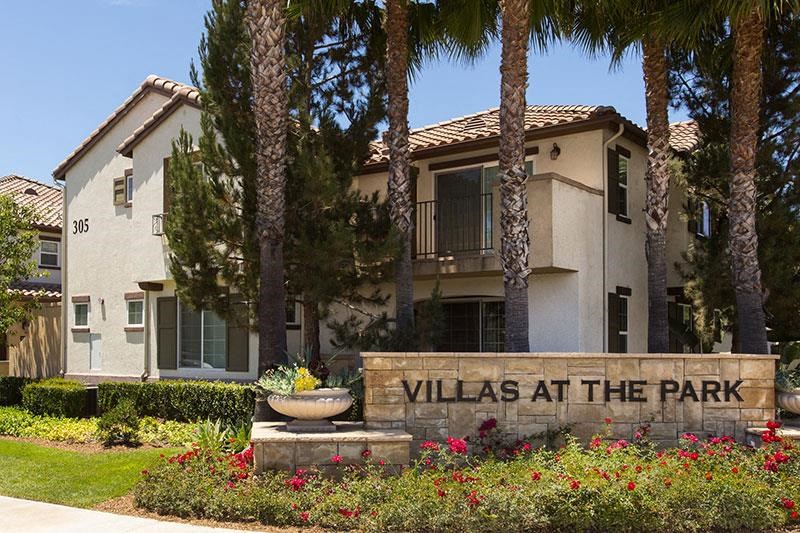 a villas at the park sign in front of a building