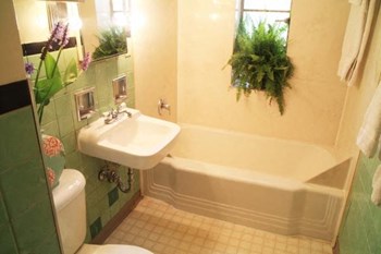 600 E. Town bathroom with character