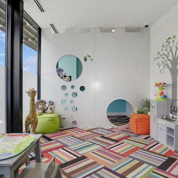 a childs room with a giraffe and a table