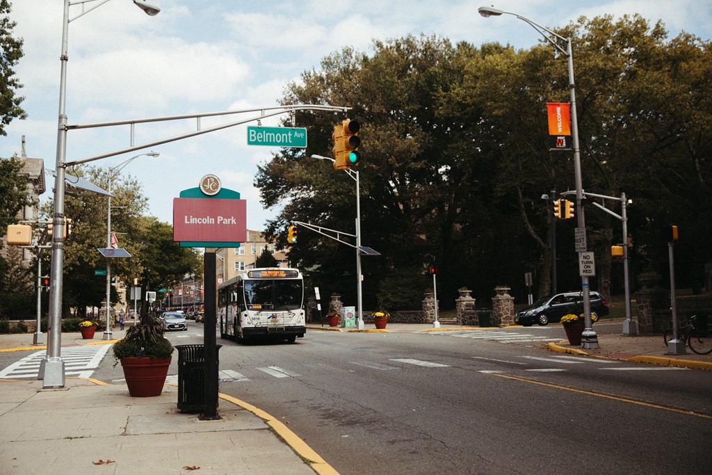 a bus is stopped at a traffic light on a city street