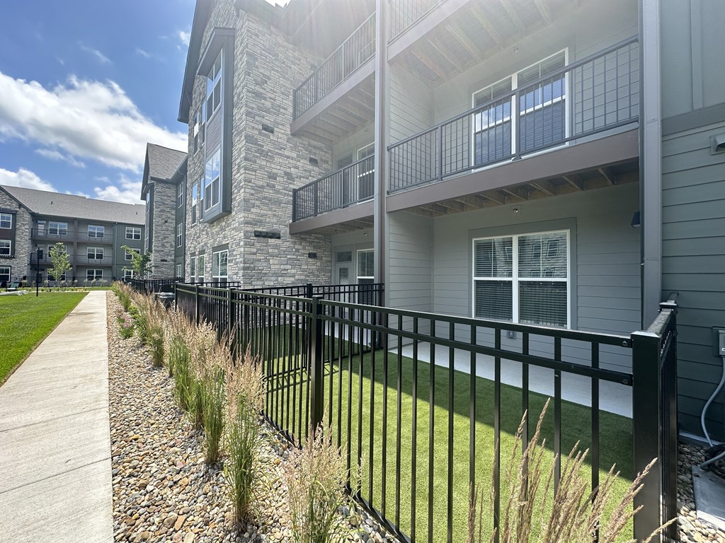 the preserve at ballantyne commons apartments balcony and yard