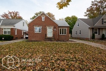 Hudson Homes Management Hudson Homes Management Single Family Home For Rent Pet Friendly 415 E 272nd St Euclid OH 44132 4 bedrooms basement microwave refrigerator detached garage built ins ceiling fan - Photo Gallery 2