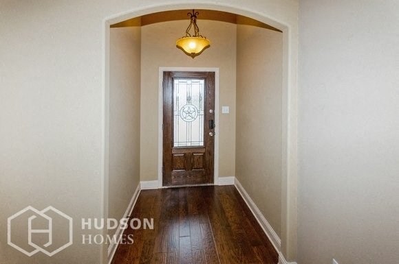 Hudson Homes Management Single Family Home For Rent Pet Friendly remodeled kitchen remodeled bathroom beautiful 121 Windermere St	Waxahachie TX	75165