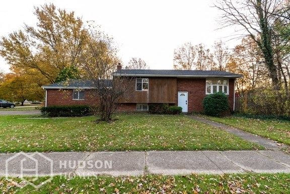 Hudson Homes Management Single Family Home For Rent Pet Friendly 6 Bronson St Berea OH 44017 4 bedrooms 2 bathrooms basement fireplace, refrigerator dishwasher back yard deck attached garage ceiling fan - Photo Gallery 1