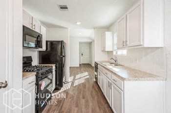 Hudson Homes Management Single Family Home 11090 N Lake Mist Ln, Willis, TX 77318 - Photo Gallery 4
